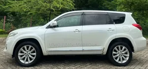 Toyota Vanguard 2010 White