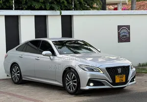 Toyota Crown 2018 Silver