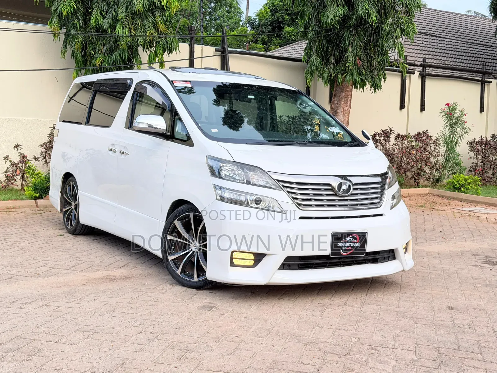 Toyota Vellfire 2010 White
