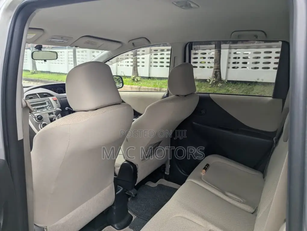 Toyota Ractis 2010 Silver