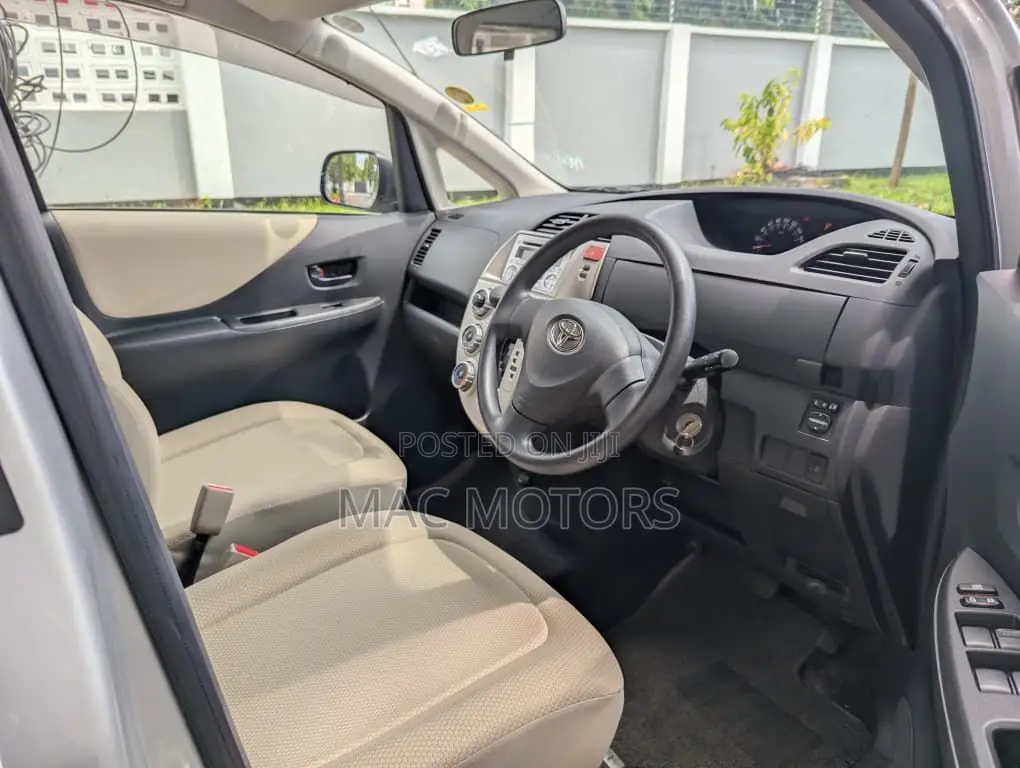 Toyota Ractis 2010 Silver
