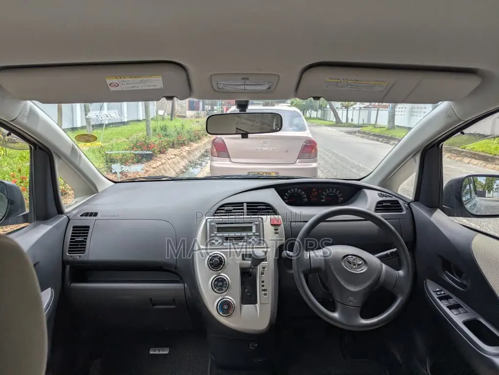 Toyota Ractis 2010 Silver
