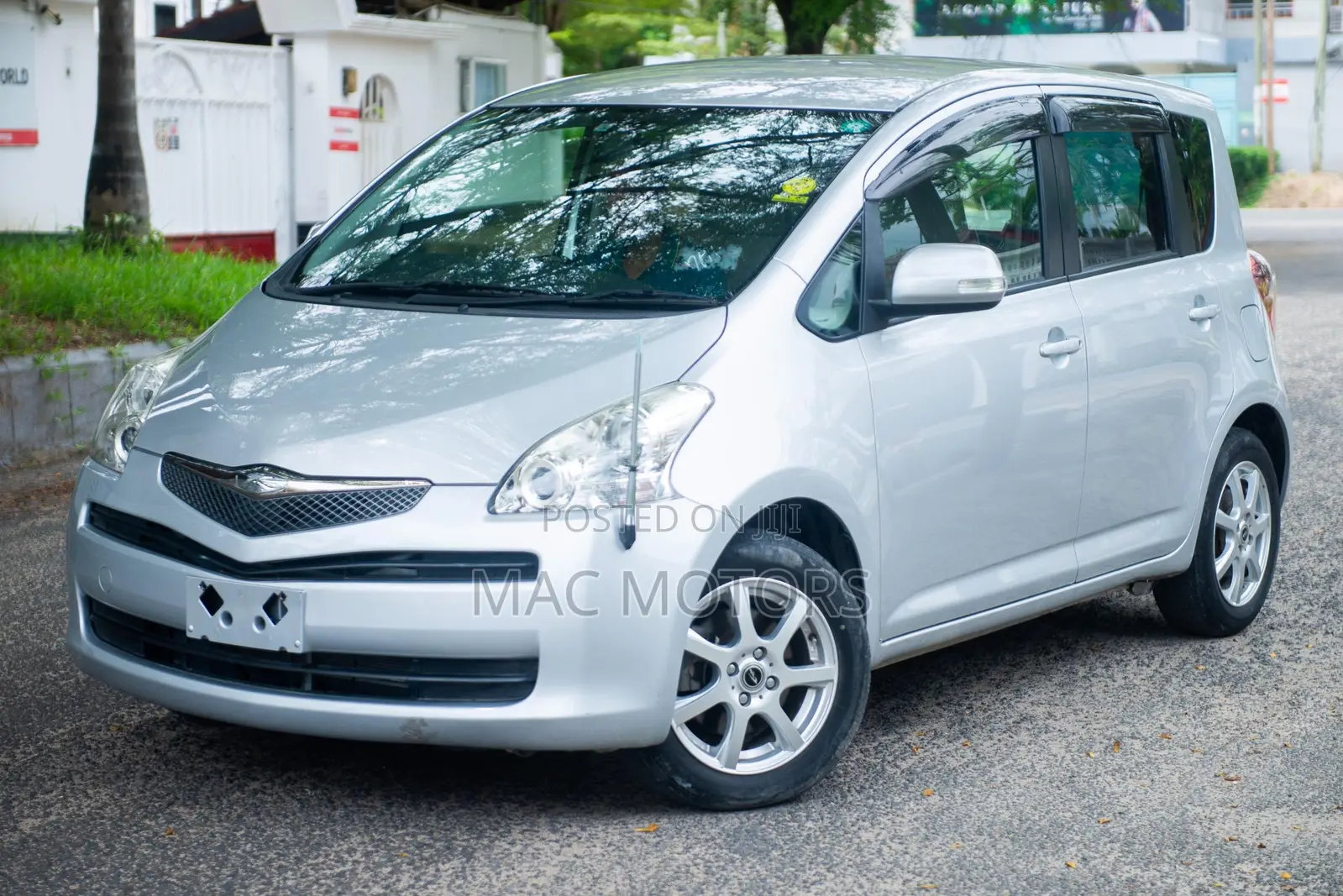 Toyota Ractis 2010 Silver