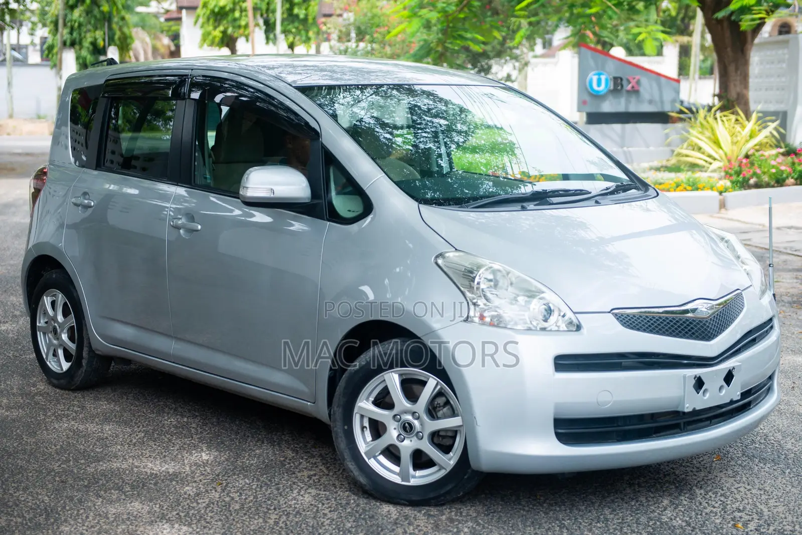 Toyota Ractis 2010 Silver