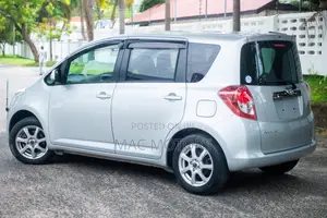 Toyota Ractis 2010 Silver