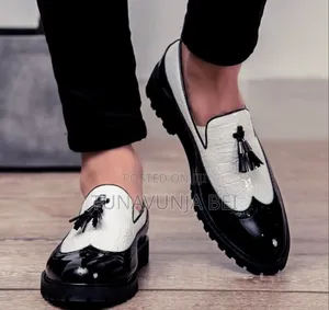 Salvatone Ferregamo Black and White / Classic Leather Shoes