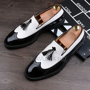 Salvatone Ferregamo Black and White / Classic Leather Shoes