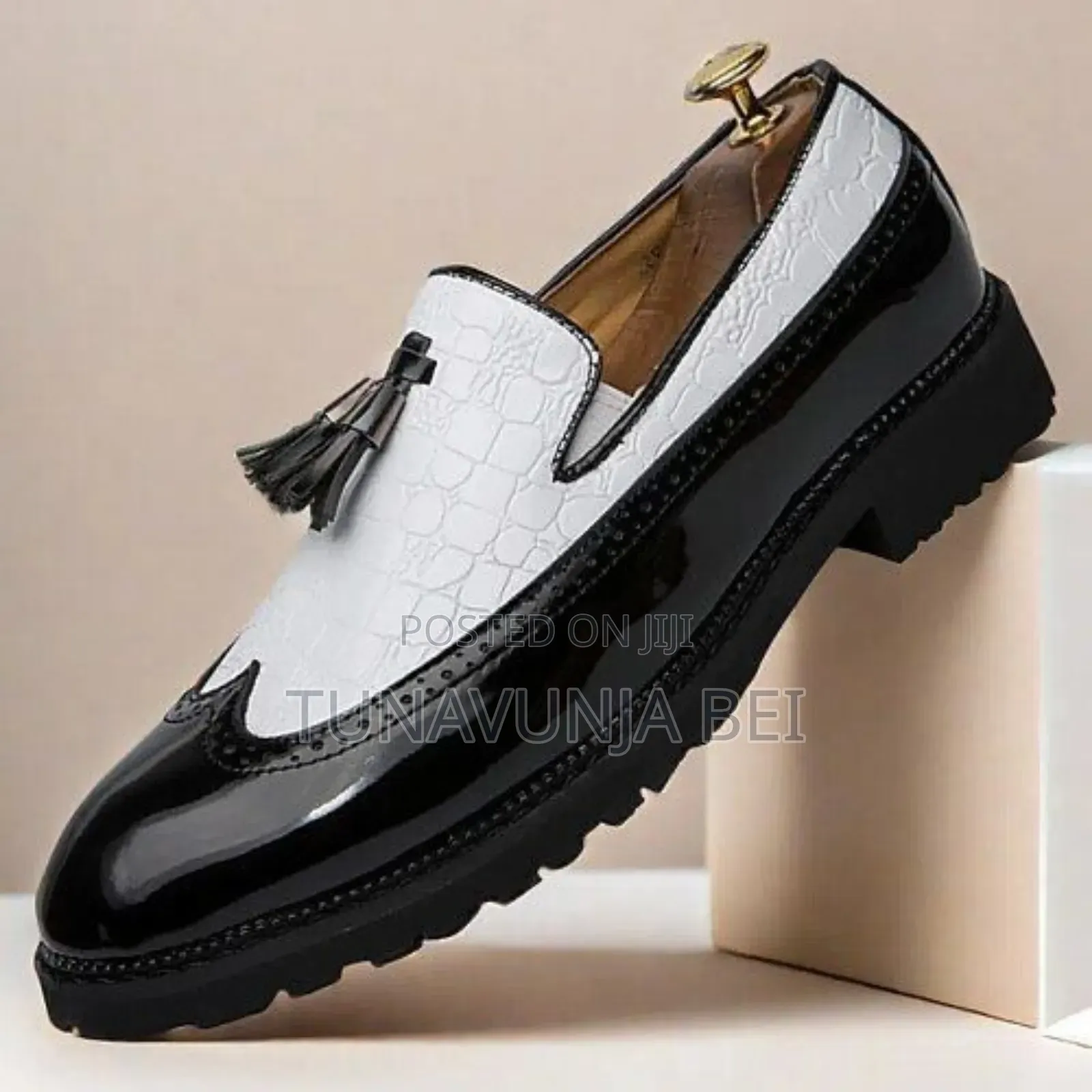 Salvatone Ferregamo Black and White / Classic Leather Shoes