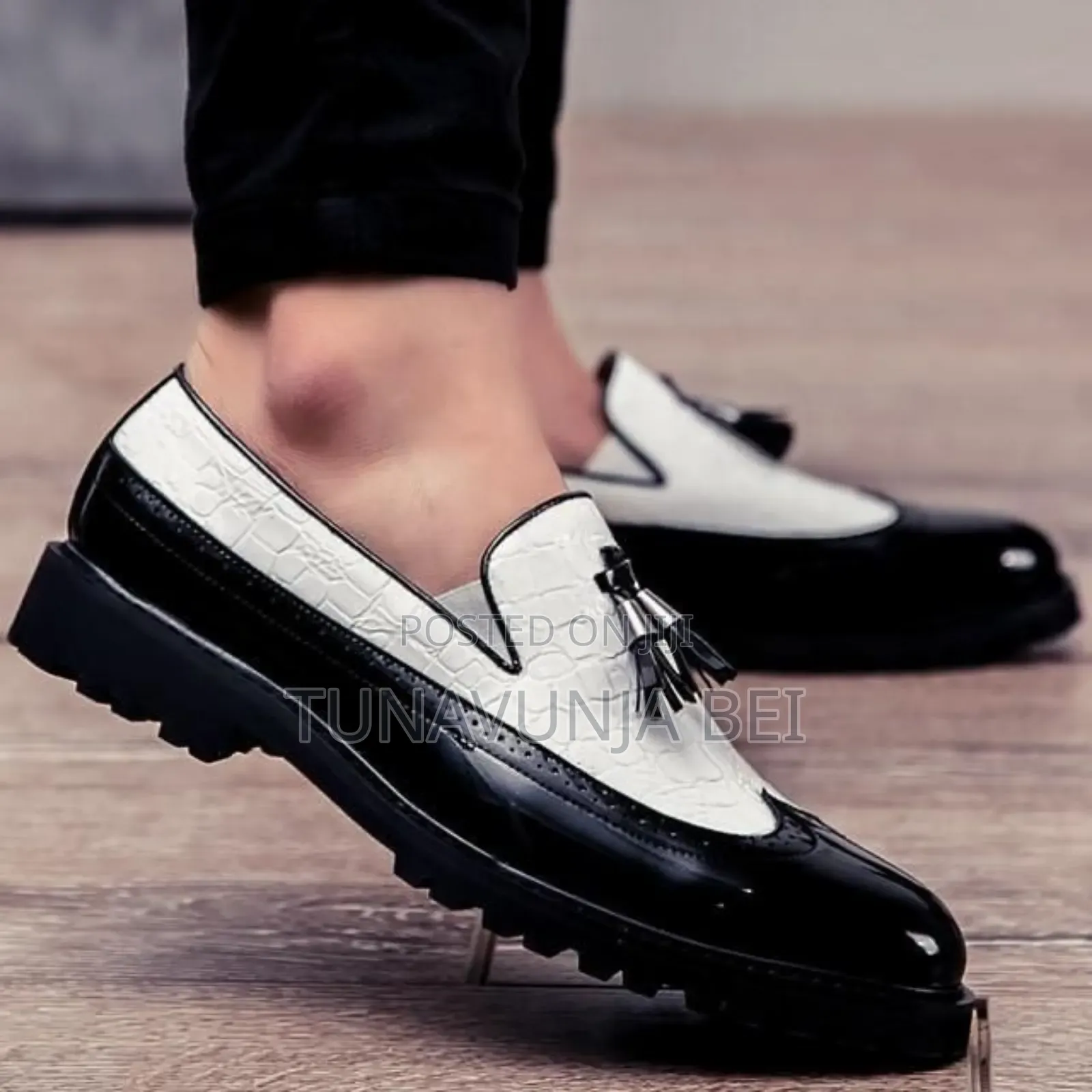 Salvatone Ferregamo Black and White / Classic Leather Shoes