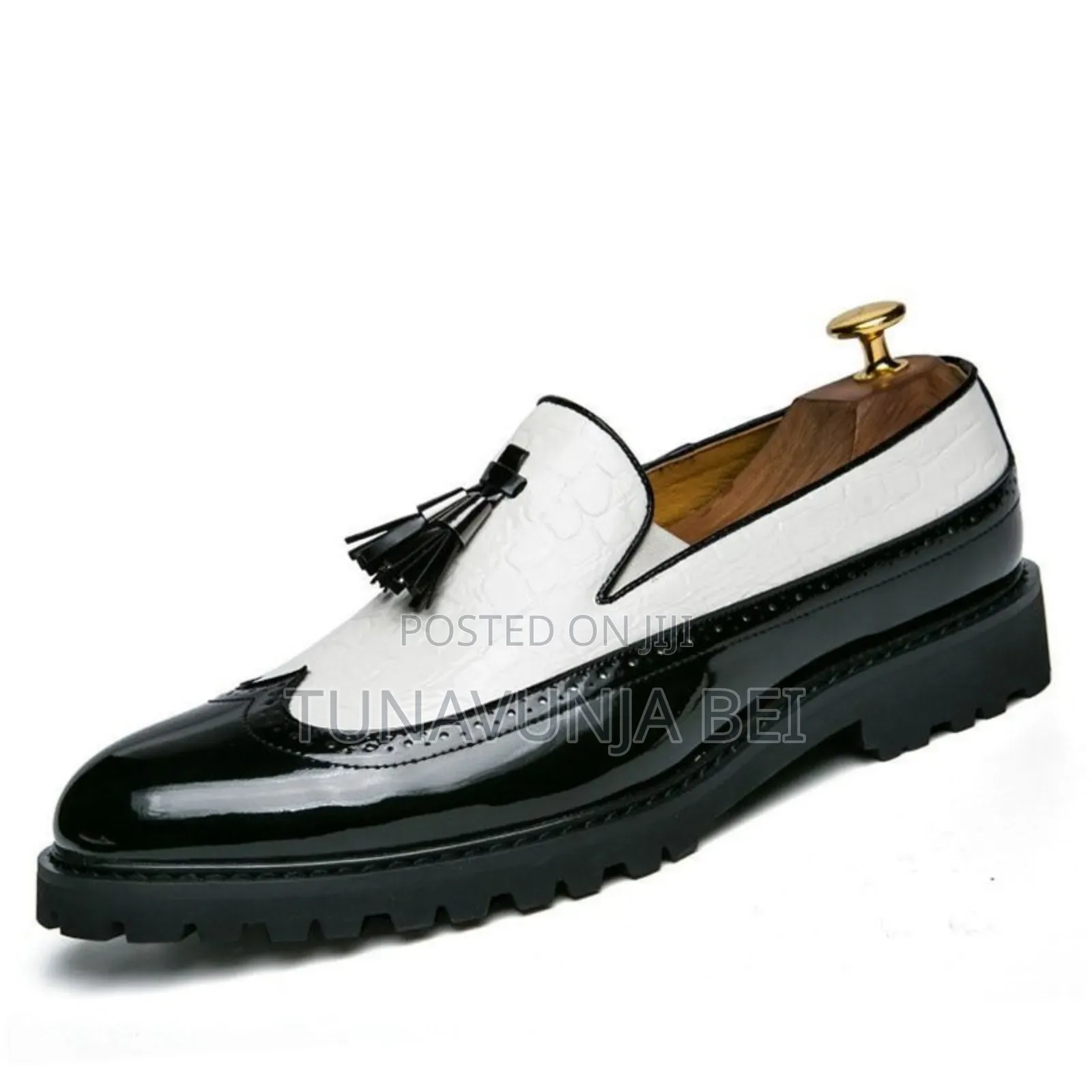 Salvatone Ferregamo Black and White / Classic Leather Shoes