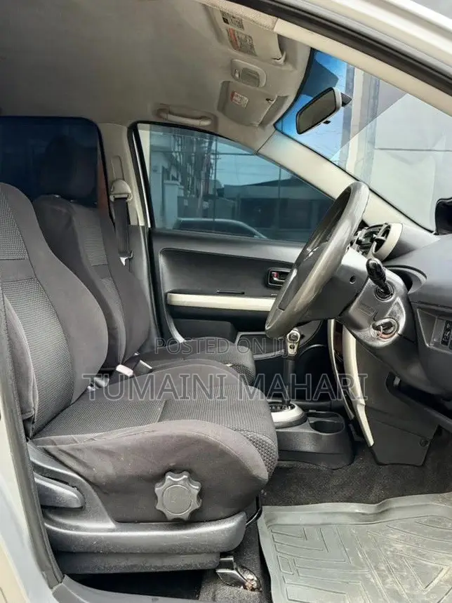 Toyota IST 2004 Silver
