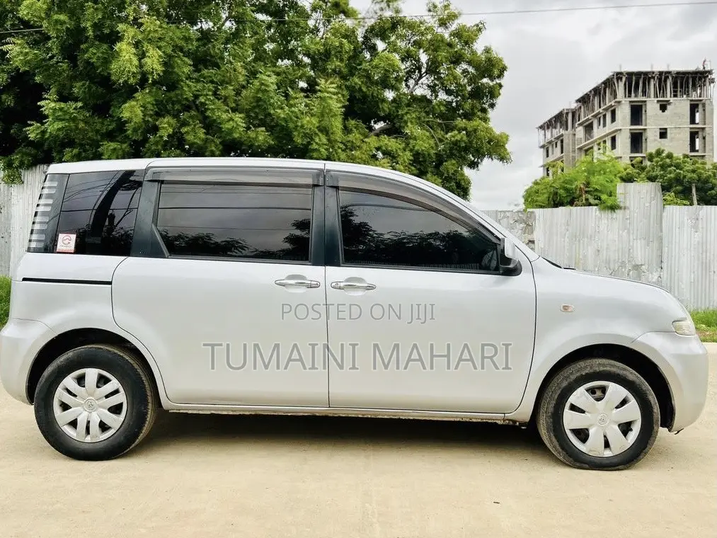 Toyota Sienta 2005 Silver