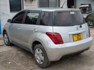 Toyota IST 2004 Silver
