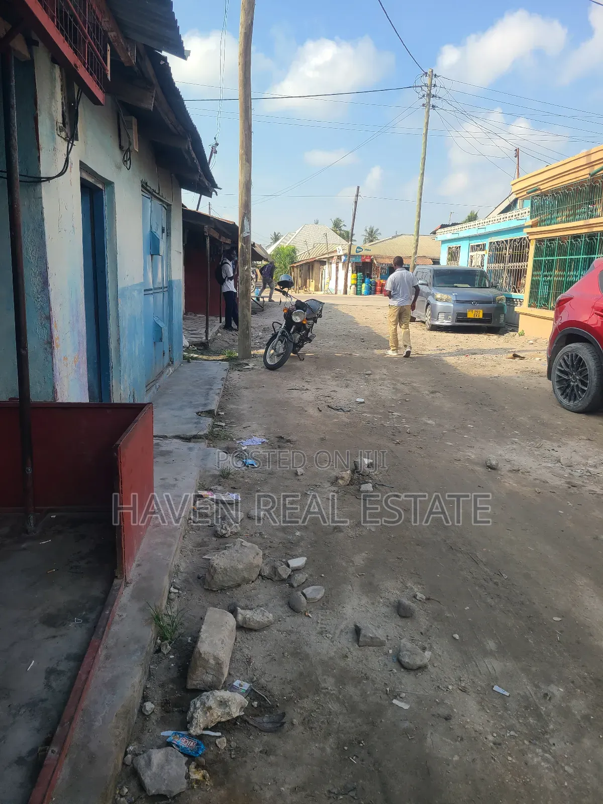 Kiwanja Kinauzwa Mtoni Kwa Azizi Ally