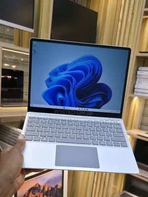 New Laptop Microsoft Surface Go 8GB Intel Core i5 SSD 256GB