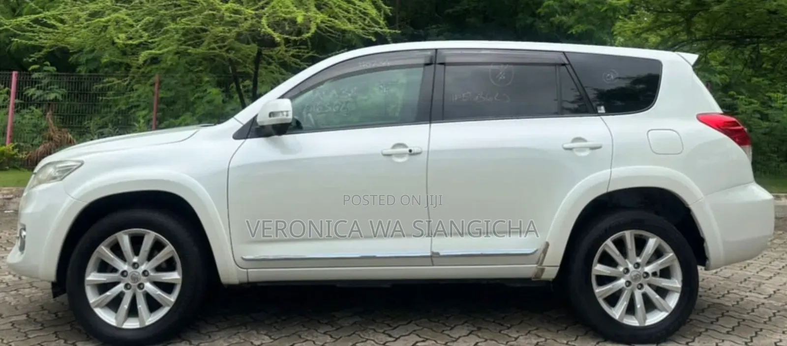 Toyota Vanguard 2010 White