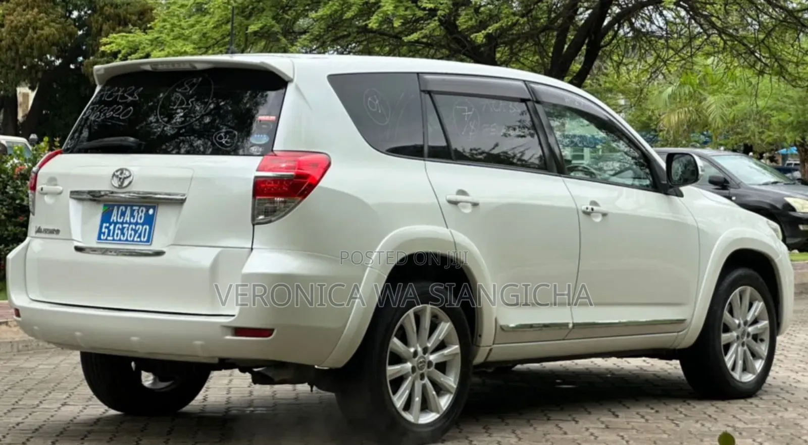 Toyota Vanguard 2010 White