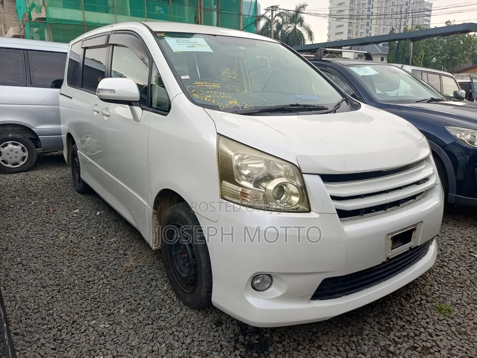 Toyota Noah 2.0 158hp AWD (8 Seater) 2008 White