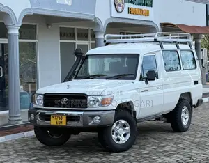 Toyota Land Cruiser 2011 White