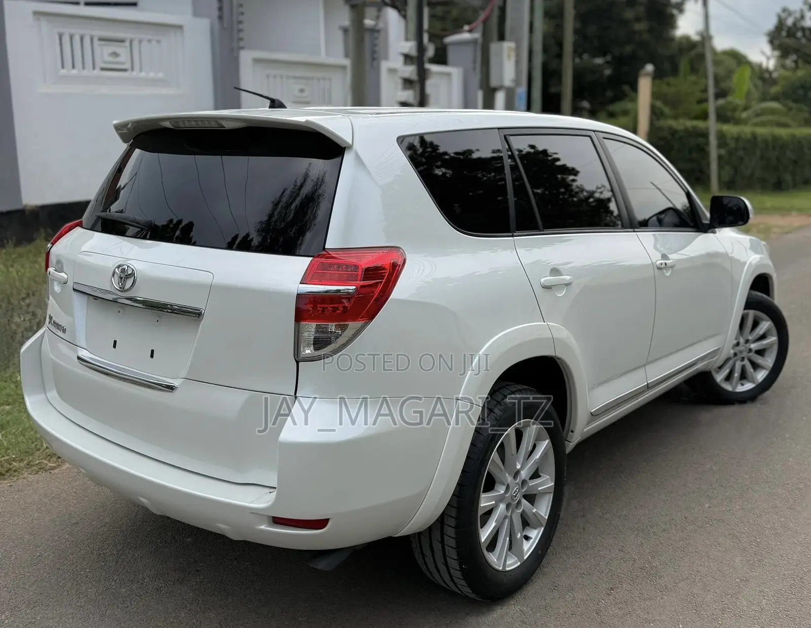 Toyota Vanguard 2012 White