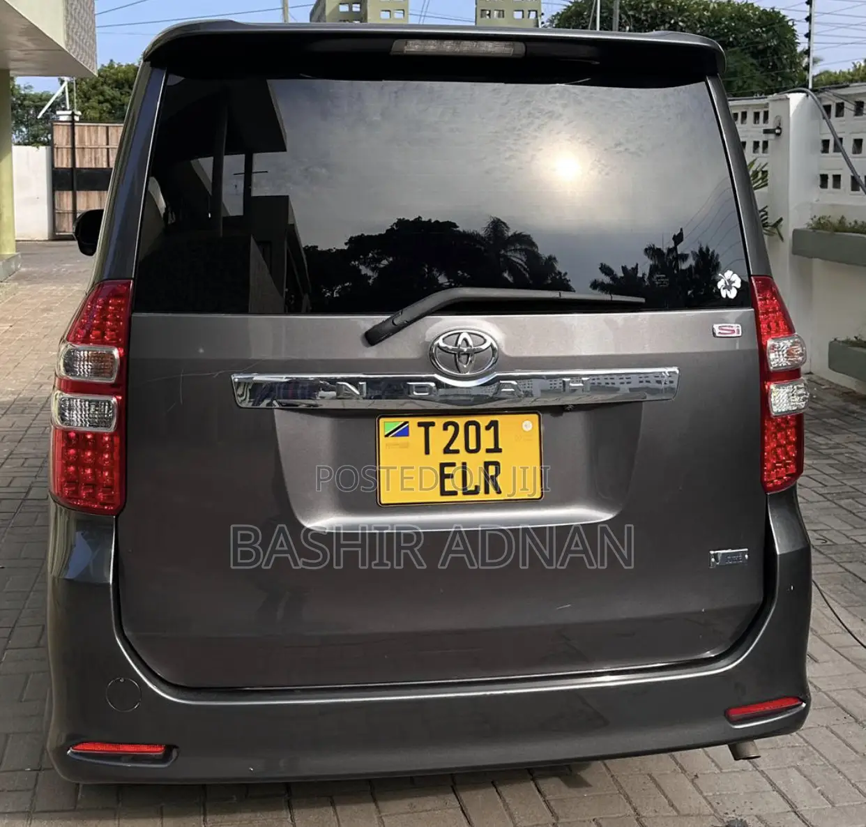Toyota Noah 2.0 143hp FWD (7 Seater) 2013 Gray