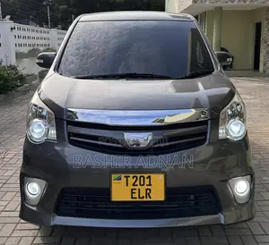 Toyota Noah 2.0 143hp FWD (7 Seater) 2013 Gray