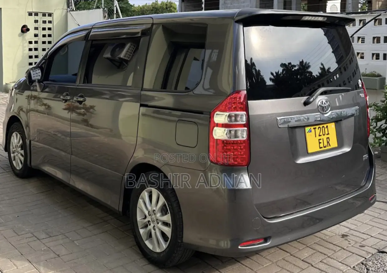Toyota Noah 2.0 143hp FWD (7 Seater) 2013 Gray
