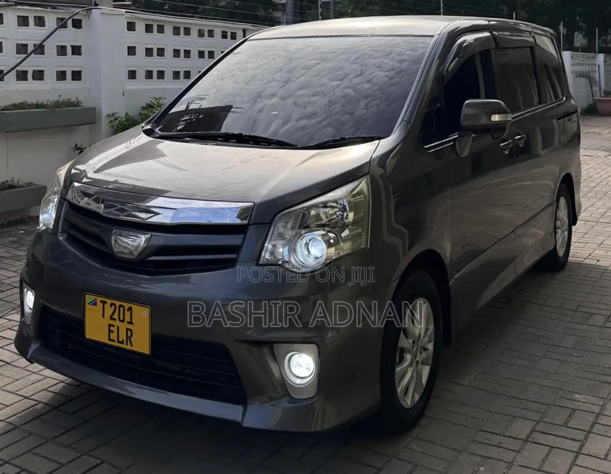 Toyota Noah 2.0 143hp FWD (7 Seater) 2013 Gray