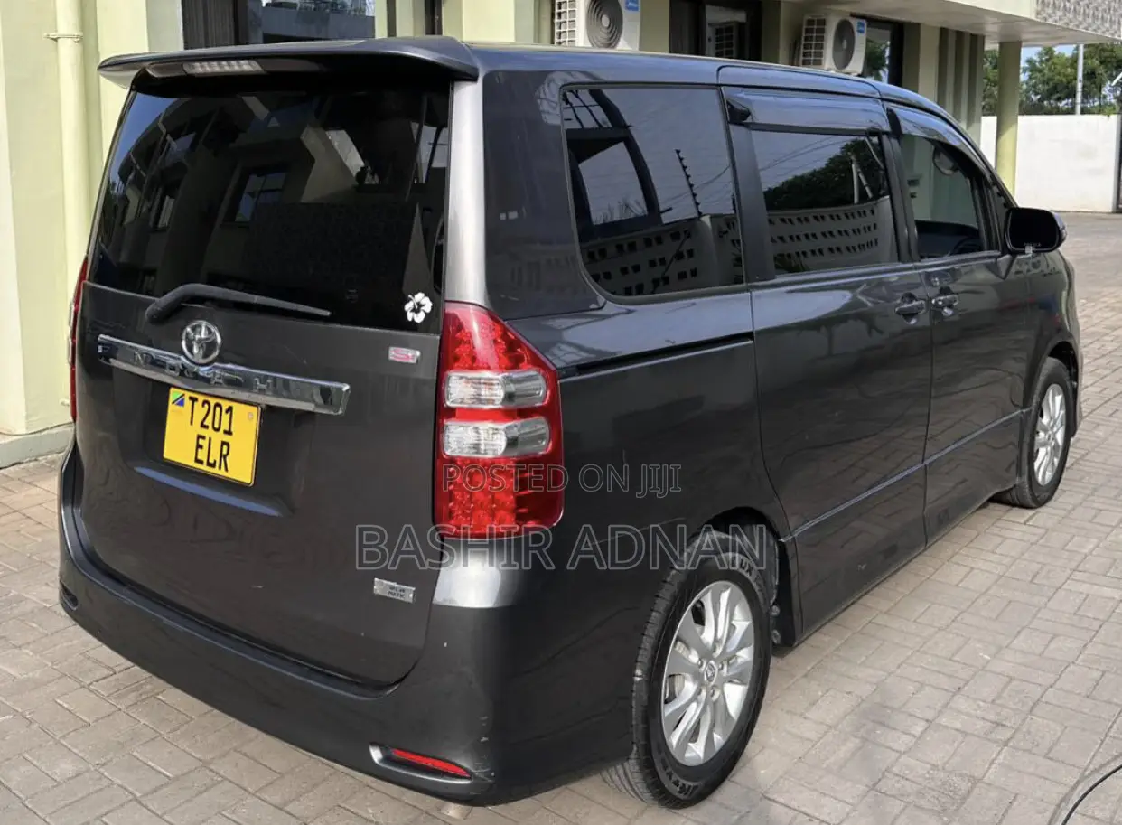 Toyota Noah 2.0 143hp FWD (7 Seater) 2013 Gray