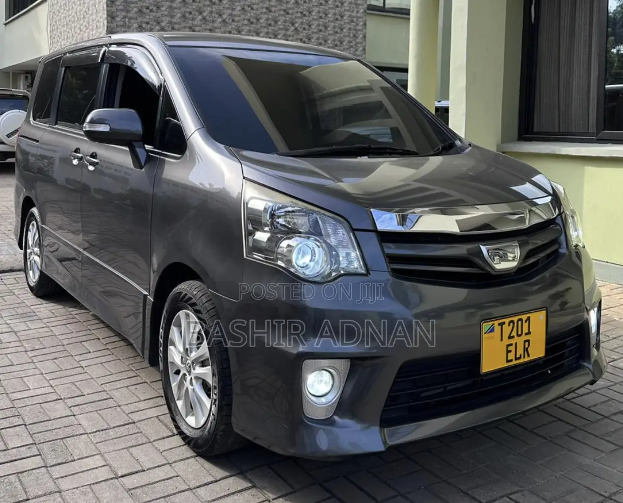 Toyota Noah 2.0 143hp FWD (7 Seater) 2013 Gray