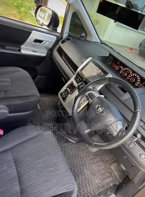 Toyota Noah 2.0 143hp FWD (7 Seater) 2013 Gray
