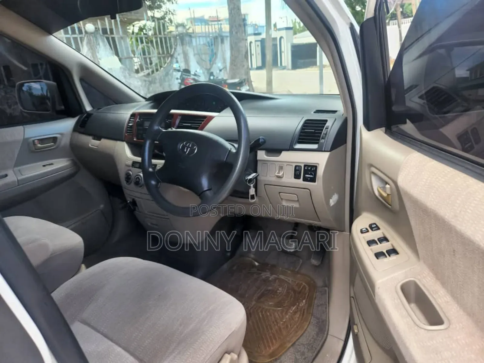 Toyota Noah 2005 White