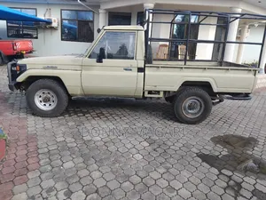 Toyota Land Cruiser 2017 Gold
