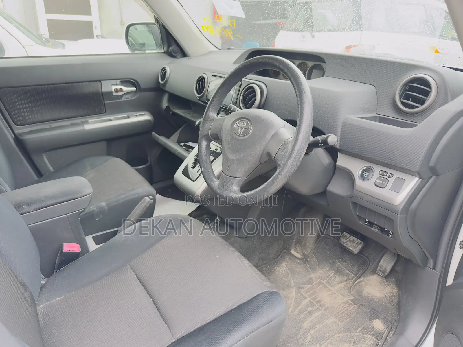 Toyota Corolla Rumion Hatchback 1.5 FWD 2012 White