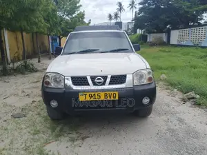 Nissan Hardbody 2004 White
