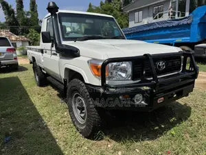 Toyota Land Cruiser 2010 Pearl