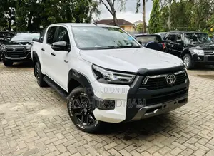 Toyota Hilux 2024 White
