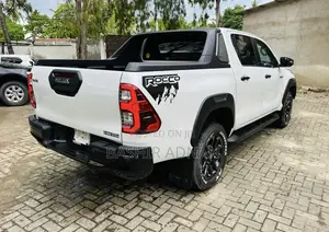 Toyota Hilux 2024 White