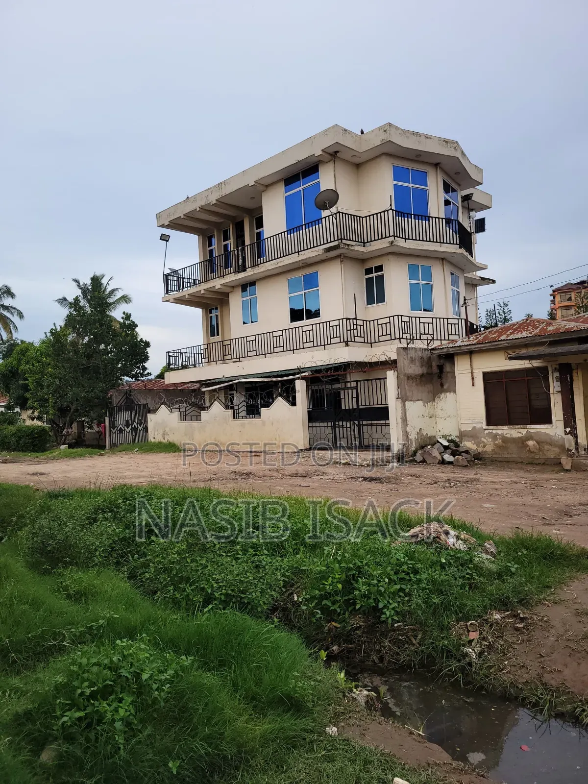 Furnished 8bdrm Apartment in Buswelu for sale