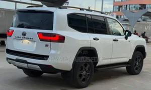 Toyota Land Cruiser LC300 2024 White