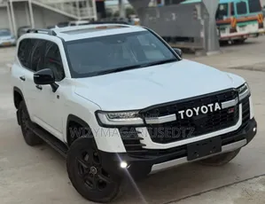 Toyota Land Cruiser LC300 2024 White