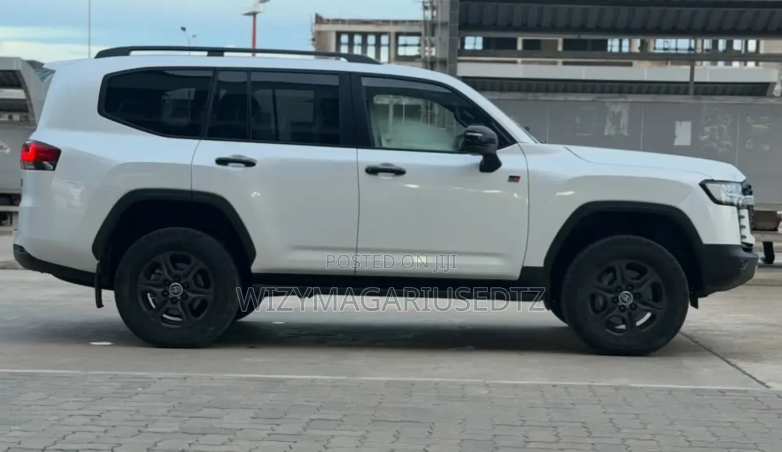Toyota Land Cruiser LC300 2024 White
