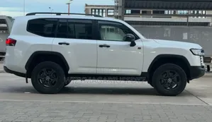 Toyota Land Cruiser LC300 2024 White