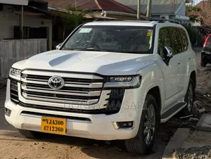 New Toyota Land Cruiser LC300 2025 White
