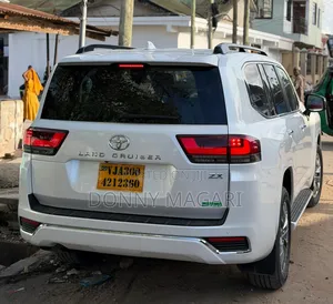 New Toyota Land Cruiser LC300 2025 White