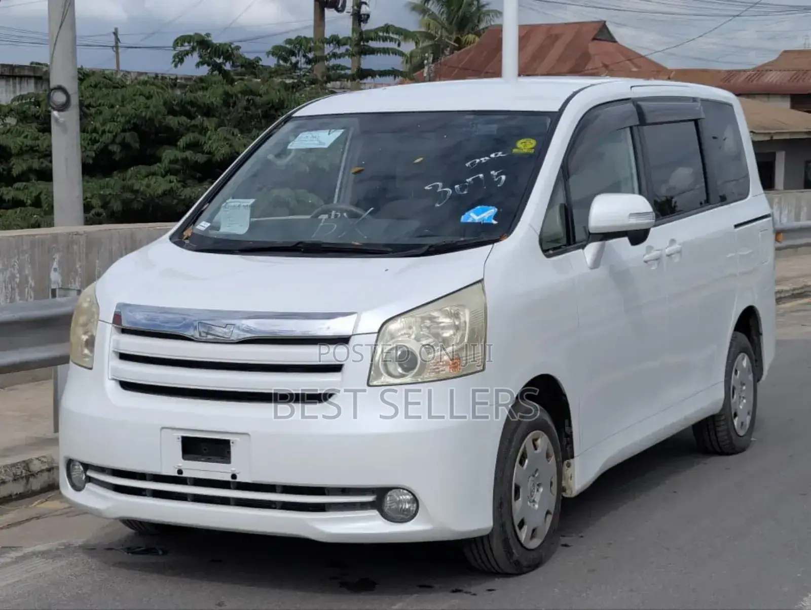 Toyota Noah 2.0 143hp AWD (7 Seater) 2008 White