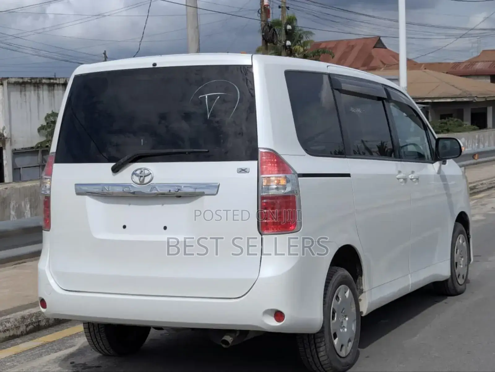 Toyota Noah 2.0 143hp AWD (7 Seater) 2008 White