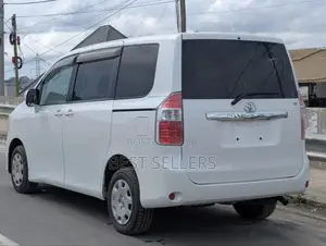 Toyota Noah 2.0 143hp AWD (7 Seater) 2008 White
