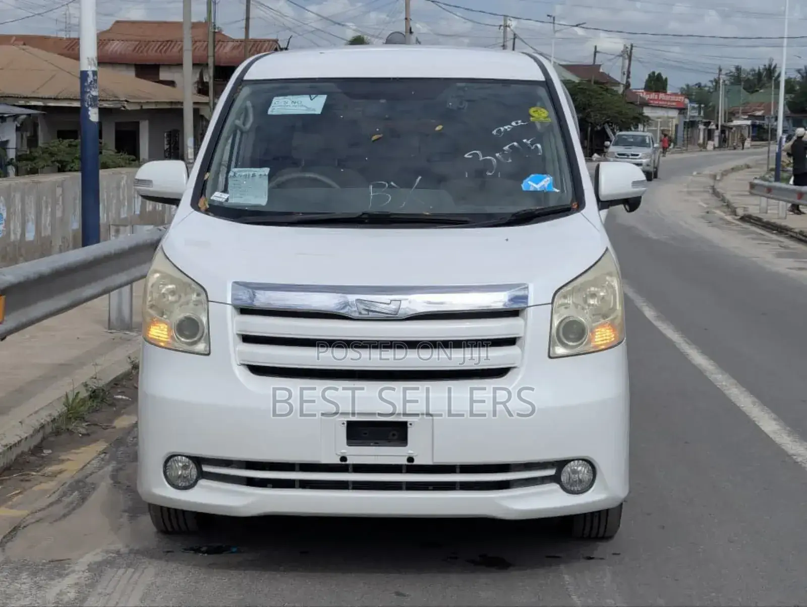 Toyota Noah 2.0 143hp AWD (7 Seater) 2008 White