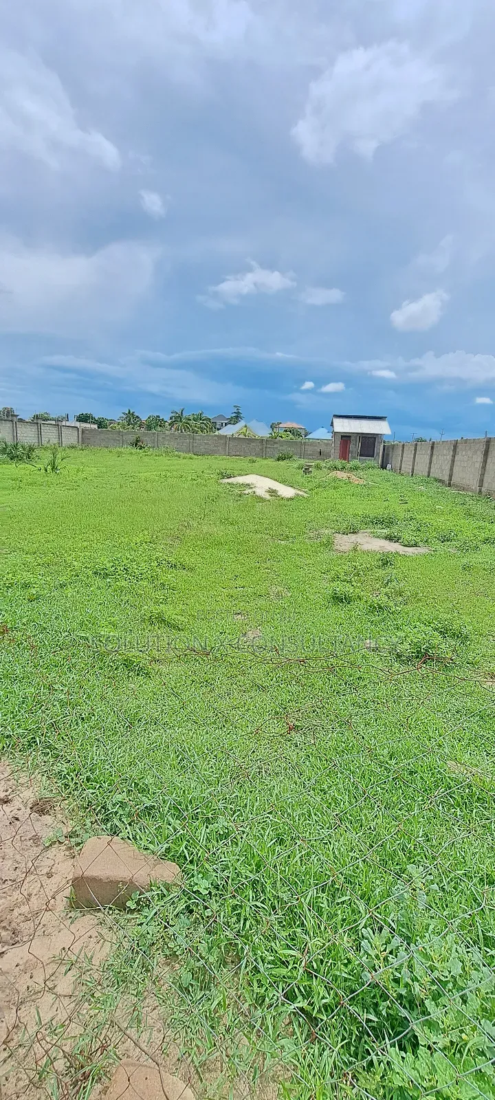 Kiwanja Kinauzwa Mbweni Mpiji Ndani Ya Fence